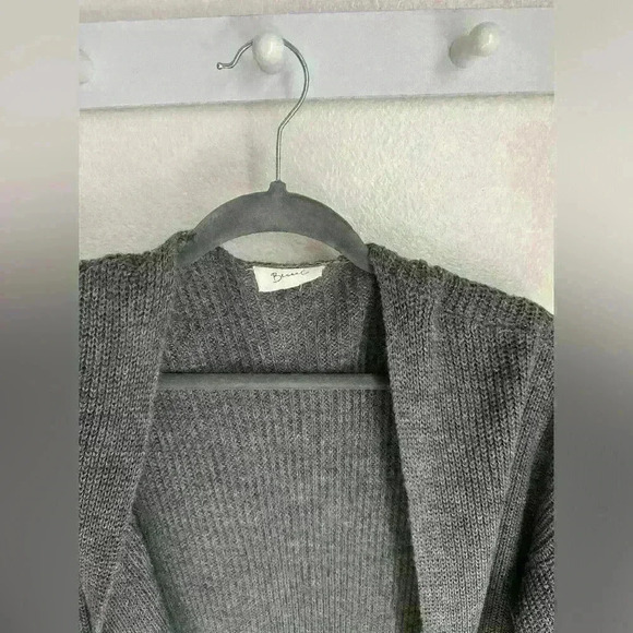 Women open sweater. - Picture 2 of 3
